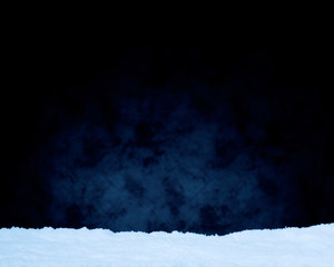 Schneelandschaft mit Schnee auf dunkel blauen Hintergrund