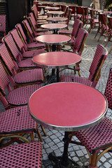 Tables et chaises de bar roses