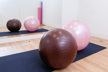 バランスボールとヨガマット