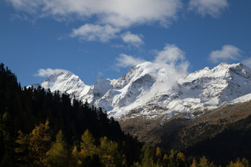 Obraz premium Mountain peak with clouds