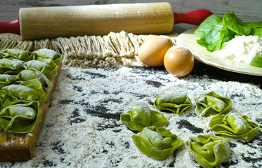 How to make green spinach and white ricotta cheese traditional italian pasta ravioli