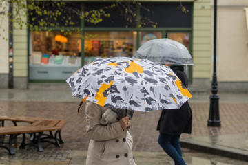 deszczowa ulica i parasole - obrazy, fototapety, plakaty