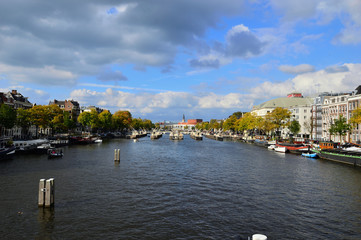 Obraz premium Domy i budynki nad rzeką Amstel w Amsterdamie.