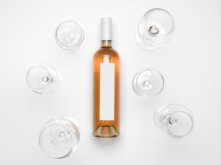 Bouteille vin rosé fond blanc photo studio étiquette personnalisable avec verres vides