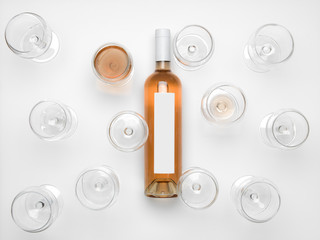 Bouteille vin rosé fond blanc photo studio étiquette personnalisable avec verre plein et verres...