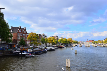 Domy i budynki nad rzeką Amstel w Amsterdamie.