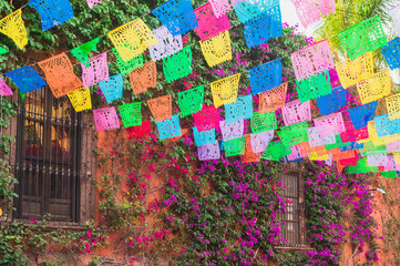 Fototapeta premium Kolorowe papierowe flaga nad ulicą