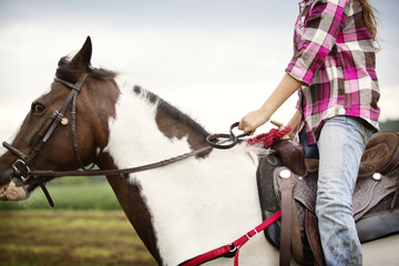 Obraz premium Teenager sitting at horse