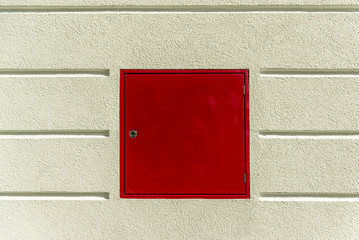 Fassade eines Wohnhaus Verputz mit horizontalen Fugen rotem Wandhydrant Feuerwehr, Detail of facade...