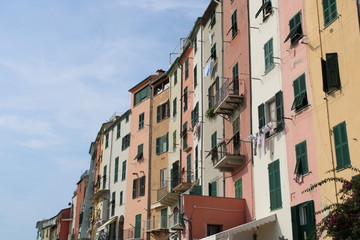 Fototapeta na wymiar Facciate borgo marino mediterraneo con balconi e panni stesi