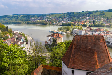 Fototapeta na wymiar Dreiflüssestadt Passau mit Sicht auf Donau, Inn und Ilz