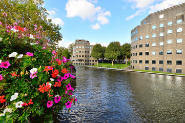 Domy i budynki nad rzeką Amstel w Amsterdamie. © W Korczewski