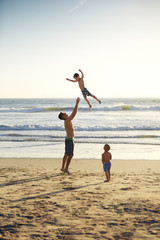 Obraz premium Father playing with son on beach