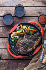 Obraz na płótnie Canvas Beef steak with tomato sauce and red wine