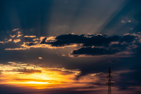 Lichtstrahlen durchflutten die Wolken bei Sonnenuntergang