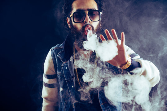 elfbar nachfüll pod läuft aus Vape Tricks Images – Browse 1,016 Stock Photos, Vectors, and Video