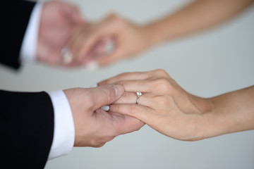 Obraz premium Świeżo poślubiona para trzymając się za ręce.