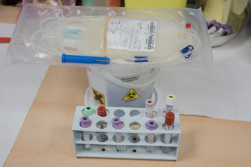 sacche di sangue e provettte in un Centro Trasfusionale