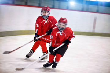 Hockey youth boys players on ice.