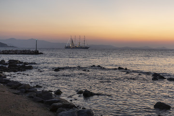 Viermaster vor Anker im Abendrot