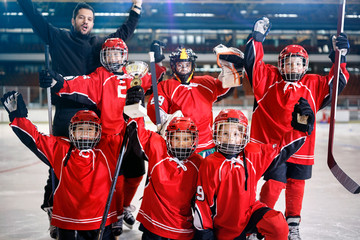 Obraz premium happy boys players team ice hockey winner trophy.