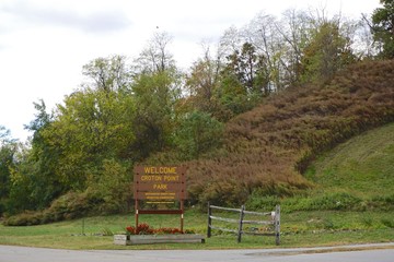 Croton-on-Hudson, New York, USA: A sign welcomes visitors to Croton Point Park, along the Hudson River in Westchester County, on a cloudy day in autumn. © Linda Harms