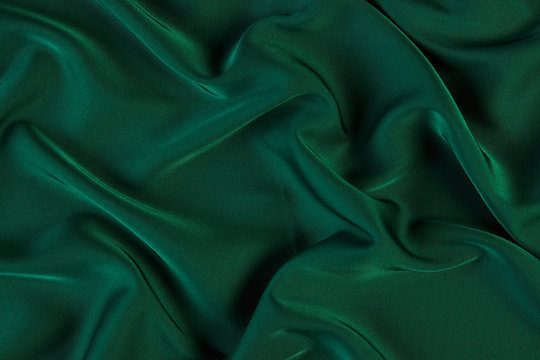 Màu xanh của vải lụa kết hợp cùng sự mềm mại của chất liệu vô cùng hoàn hảo, tạo nên một bức tranh vẻ đẹp thanh thoát và dịu dàng.