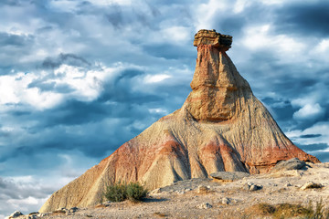 The rock is like a sphinx and a pyramid in the desert