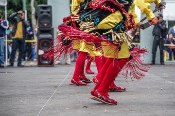 danzante mexicano con barbas en movimiento