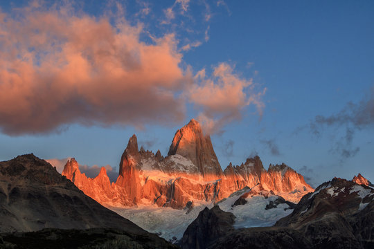 Amance sobre el Fitz Roy. El m&aacute;gico pueblo de El Chalten en oto&ntilde;o. El Chalten se encuentra en la Patagonia Argentina.