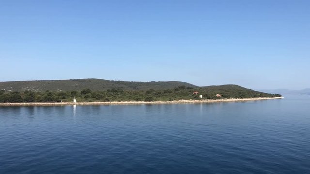 Passing by the island &asymp;&dagger;olta and Bra&fnof;&ccedil; in Croatia