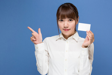 カードを持つ女性