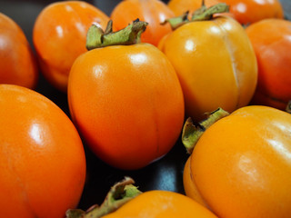 新鮮なたくさんの柿