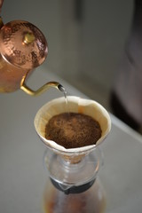 コーヒーを注ぐ