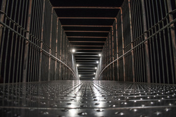 Puente de metal con luces