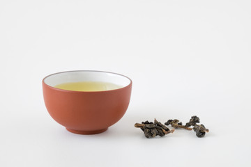 Obraz na płótnie Canvas Chinese tea cup with dry tea leaf on white background