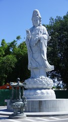 Obraz premium statue in the park