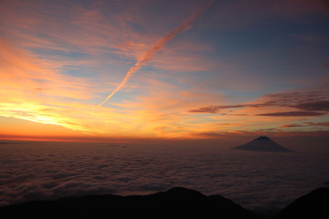 夜明け前の雲海と富士山