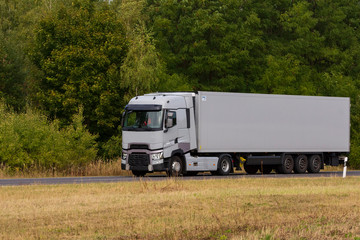 ein weißer LKW beim Transport