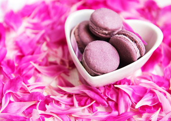 Obraz na płótnie Canvas Pink peony petals with macarons