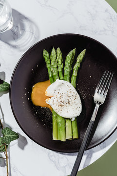 Poached egg with asparagus