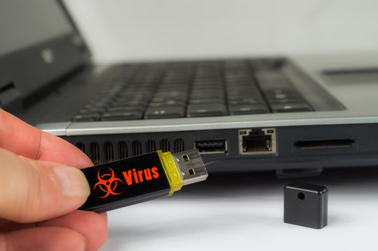 Gefahr beim Datenaustausch. Infizierte USB Sticks &uuml;bertragen Schadprogramme auf den Computer.