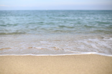 Fototapeta na wymiar 砂浜に打ち寄せる薄い波