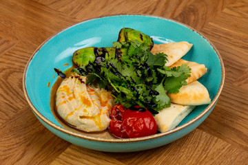 Grilled avocado with rucola