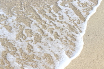 砂浜に打ち寄せる薄い波