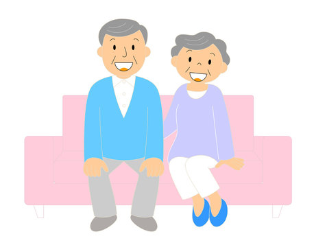 ソファーに座る老夫婦　笑顔