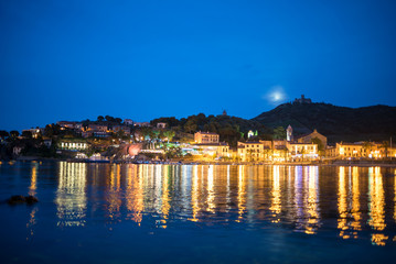 Obraz premium Beautiful coast of Colliure village at night, Roussillon, Oriental Pyrinees