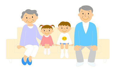 ソファーに座るおじいちゃんとおばあちゃんとお孫さん　笑顔