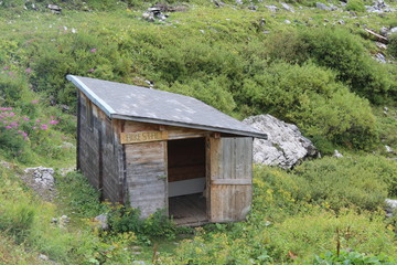 Kleine Hütte in einer Wiese