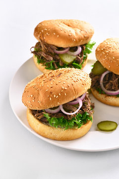 Pulled beef hamburgers with vegetables